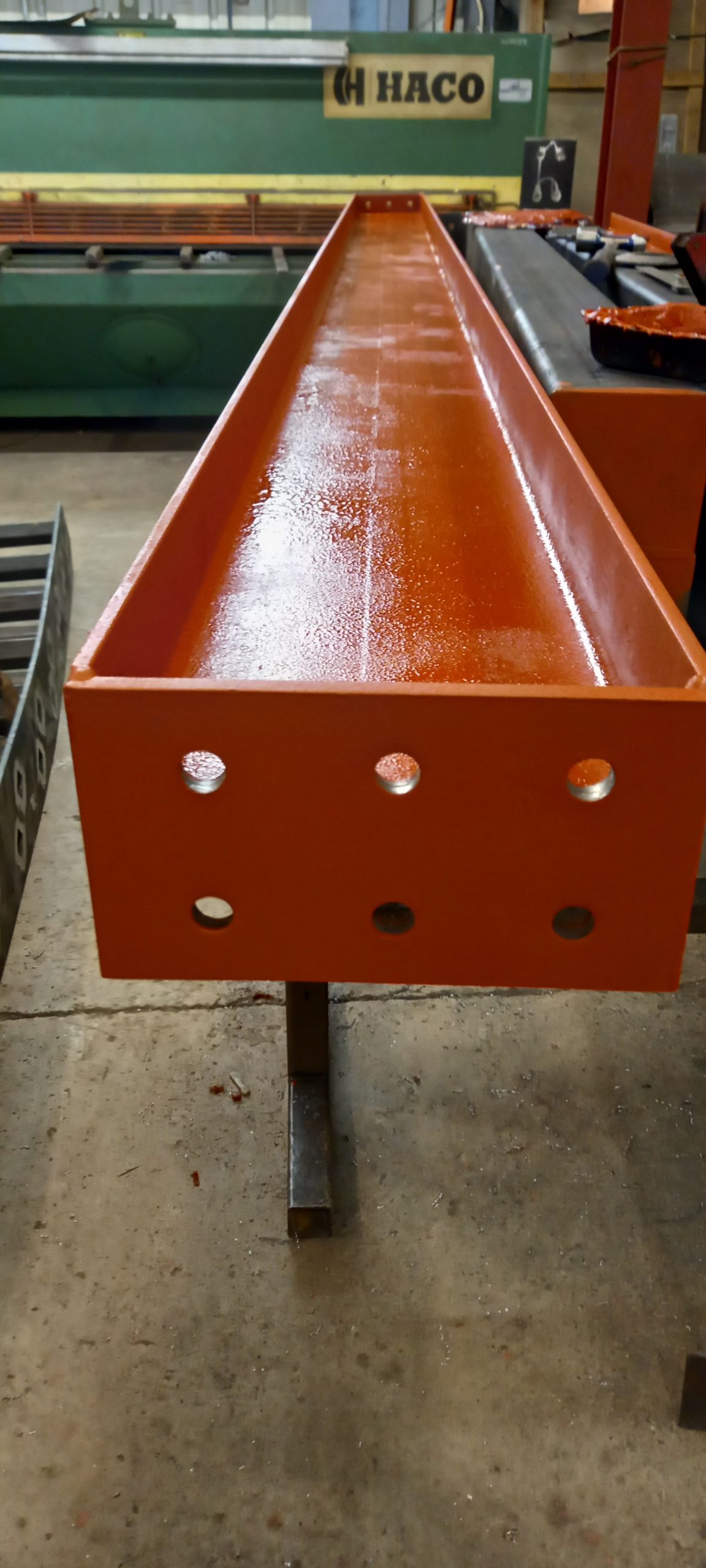Beam with end plate primer